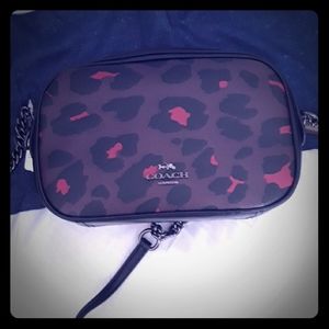 Coachleopard print island crosdbody